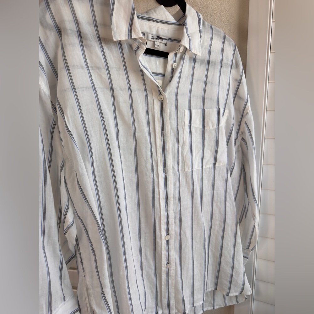 Madewell. Size L. Casual Button Down White and Blue Shirt